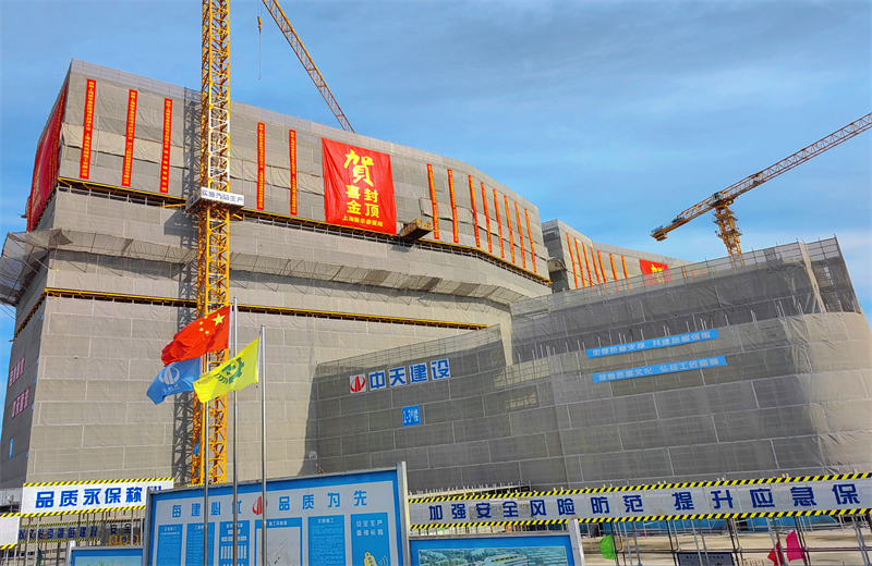 2024年10月30日，彩虹多多三建上海新华泰医院项目主体封顶。